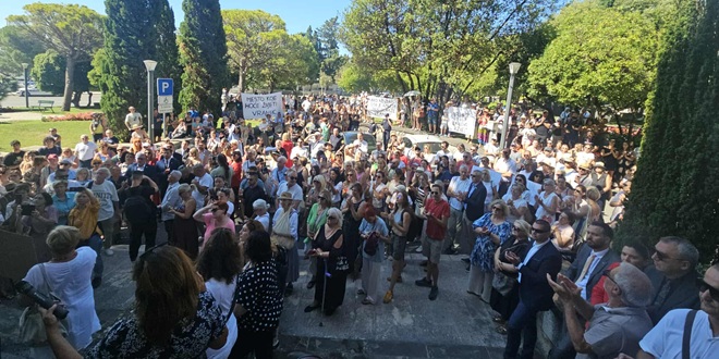 FOTO/VIDEO Stotine prosvjednika okupilo se pred Banovinom pa i gradonačelnik Šuta: 'Brod mora vanka' 
