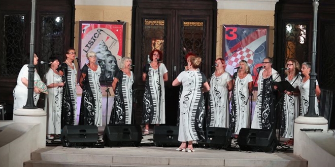 FOTO/VIDEO Večer klapske pjesme pred splitskim HNK-om: Nastupili klapa Friži i pjevačko društvo Marjan