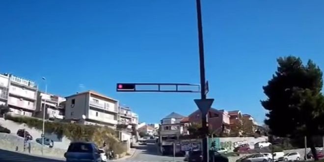 ZASTRAŠUJUĆI VIDEO Nekoliko prolazaka kroz crveno...