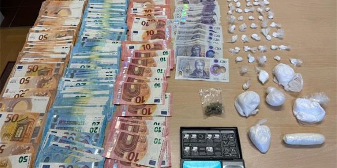 Uhićen mladić iz Velike Britanije, policija mu u apartmanu u Dalmaciji pronašla razne droge