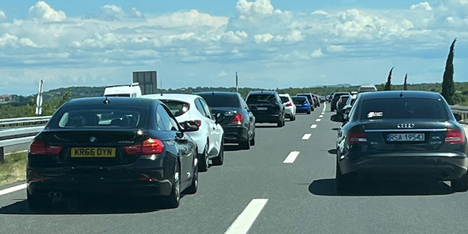 FOTOGALERIJA Gužve na autocesti, privremeno prekinut promet kroz tunel Sv. Ilija