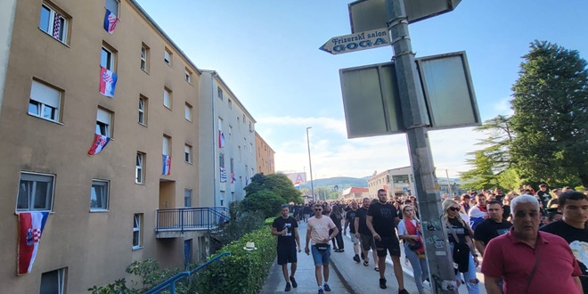 VIDEO Sve puno trobojnica, hrvatske zastave i na kućama i zgradama