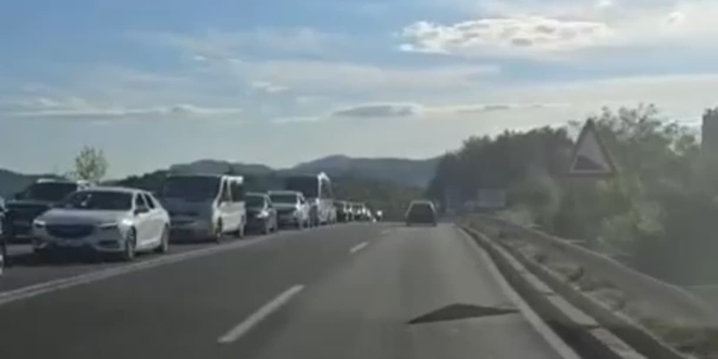 VIDEO Nepregledna kolona automobila prema Sinju