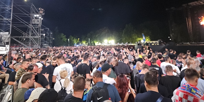 VIDEO: DRAMA NA ULAZU Još 20.000 ljudi želi ući, s razglasa upućen apel na koncertu Thompsona