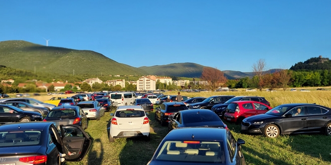 CIJELU NOĆ 'ZAROBLJENI' U VOZILIMA Velike gužve na izlazima iz Sinja nakon Thompsonovog koncerta, policija poziva na strpljenje