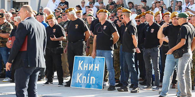 FOTOGALERIJA Zastave u zraku, emocije na licima, pogledajte kakva je atmosfera u Kninu