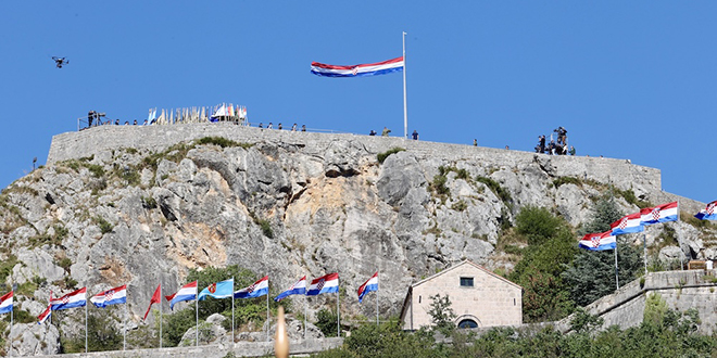 TRADICIJA Hrvatska zastava podignuta na Kninskoj tvrđavi