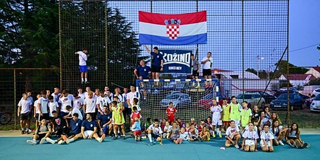 FOTOGALERIJA Tradicionalni humanitarni nogometni susret 'Stari - Mladi 2025' održan u Kožinu