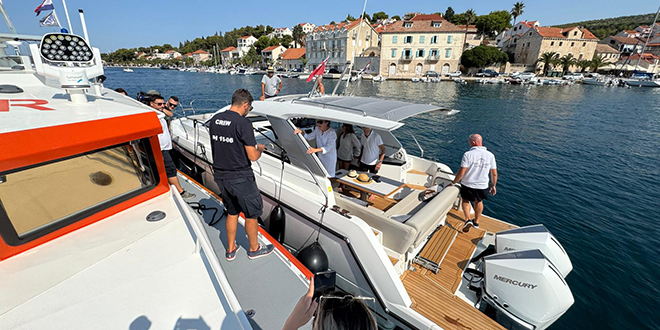 FOTO/VIDEO Akcija Lučke kapetanije i u splitskom akvatoriju: 'Kod glisiranja treba biti strašno pažljiv, ima kupača i ronioca'