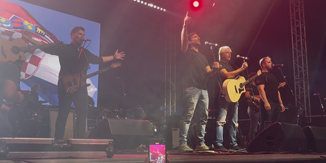 Veliki koncert u Kninu povodom Oluje okupio desetke tisuća ljudi: Hrvatske Ruže napravile spektakl u centru grada