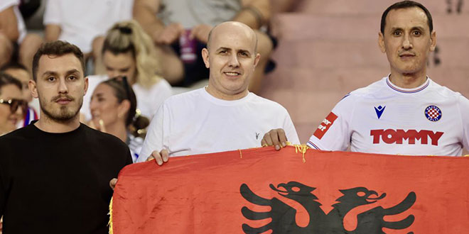 FOTOGALERIJA S TRIBINA: Hajdukovi dresovi i albanska zastava, zanimljiva kombinacija