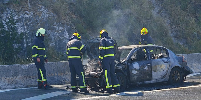 VIDEO Izgorio auto na brzoj cesti Solin-Klis