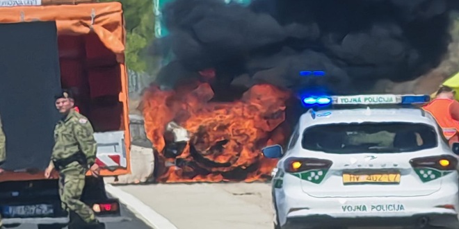 FOTO/VIDEO Planuo automobil na autocesti
