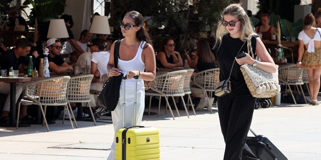 FOTO Splitska Riva puna turista