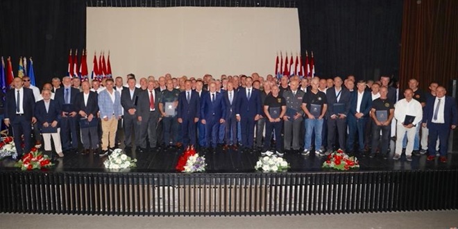 Ministar Medved uručio braniteljske zahvalnice postrojbama za izniman doprinos i sudjelovanje u VRO Oluja