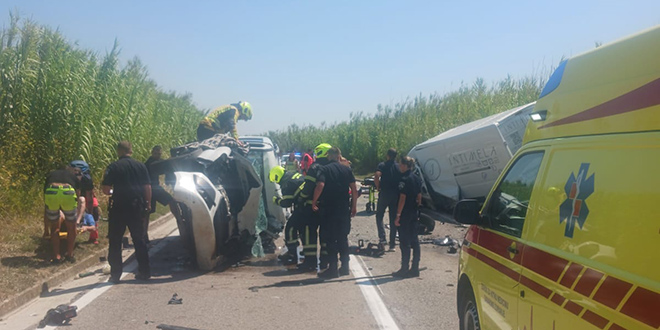 KRŠ I LOM NA PAGU: Sudarila se dva vozila, cesta je zatvorena za promet