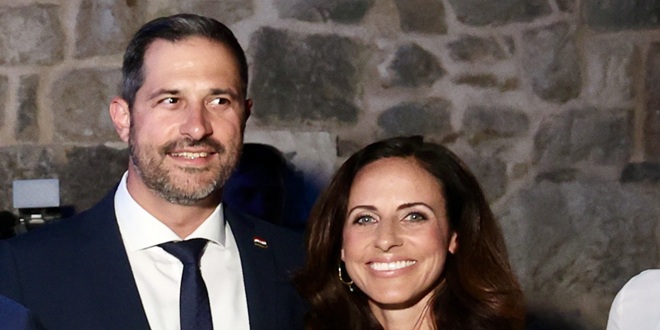 RIJETKO IH SE VIĐA Ministar Glavina sa suprugom plijenio pozornost večeras na Klisu