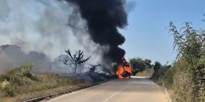 VIDEO Planulo vozilo koje je kosilo travu uz cestu, požar se proširio