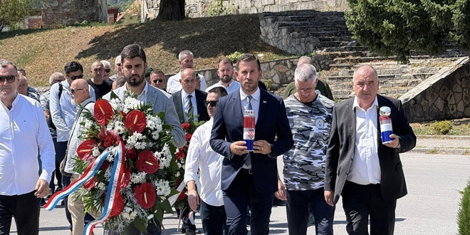 Šuta je prvi gradonačelnik koji je odao počast poginulim braniteljima u Bosanskom Grahovu
