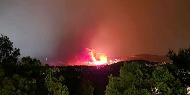GORI NA BRAČU Udar groma zapalio požar u Milni