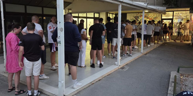 Ogroman red za Hajdukov Fan shop uoči susreta protiv Slaven Belupa