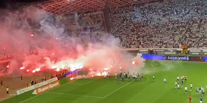 VIDEO: Torcida pozvala igrače, a onda ih zasula bakljama