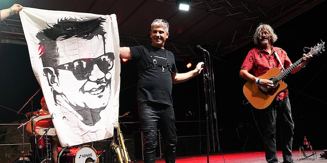 FOTOGALERIJA Torcida u Solinu Dalekoj obali Jakše i Hrepe poklonila zastavu s portretom Marjana Bana
