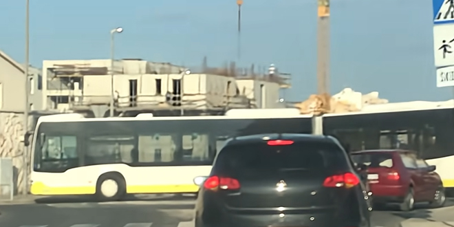 VIDEO: Prometov bus zapeo na kružnom toku