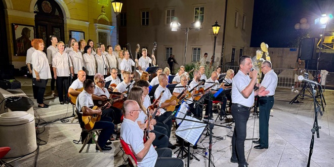 FOTO/VIDEO Tamburaški sastav Pajo Kolarić na 'Spli'skim litnjim kolurima'