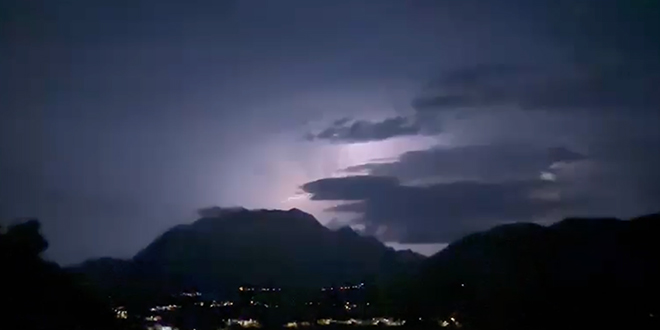 VIDEO Munje parale nebo iznad Makarske