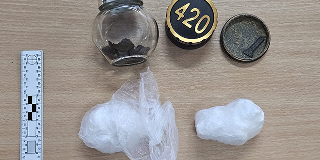 Bježao i tukao se s policijom: Diler u Dugom Ratu uhićen s drogom. Dva policajca su ozlijeđena