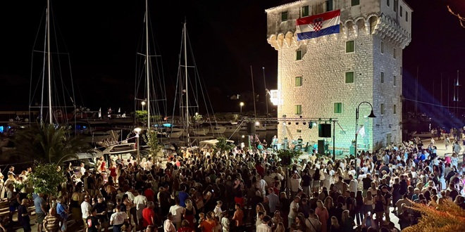 FOTO/VIDEO Ribarska večer u Marini uz grupu Dalmatino