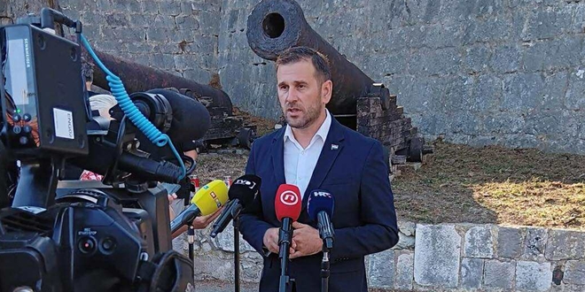TISUĆE PORUKA SPLIĆANA 'Ljudi koji su dobro radili svoj posao su bili smijenjeni, to je dovelo do akumuliranja problema na terenu'
