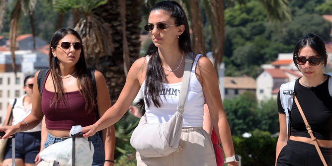 FOTOGALERIJA Splitska Riva prepuna turista