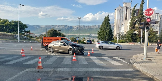 Prometna nesreća na križanju Velebitske i Solinske