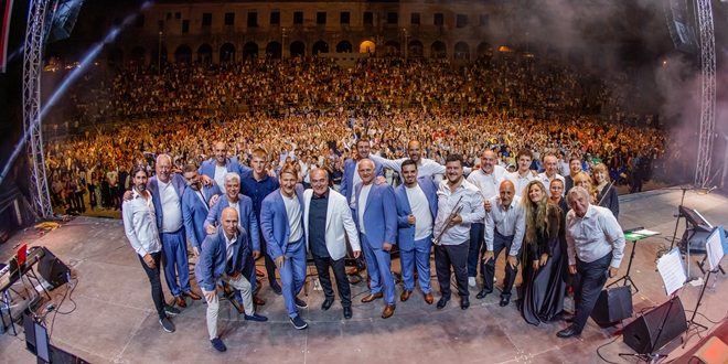 Pulska Arena u znaku najvećih klapskih hitova: Tomislav Bralić i klapa Intrade proslavili 40 godina nezaboravnim koncertom