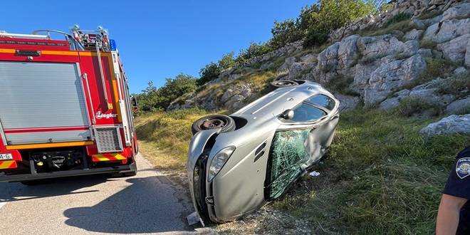 Automobil se prevrnuo na krov, intervenirali i vatrogasci