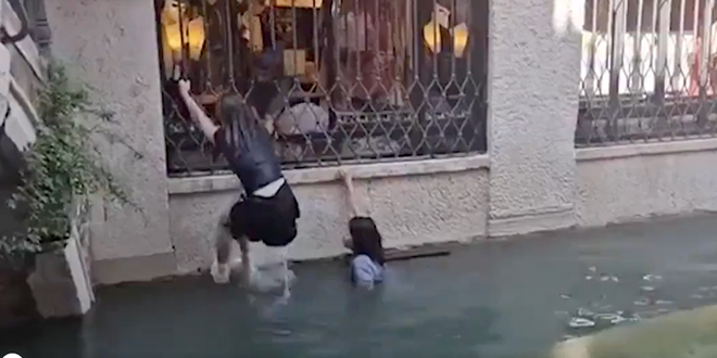 VIDEO Turisti snimali selfije u Veneciji pa prevrnuli gondolu