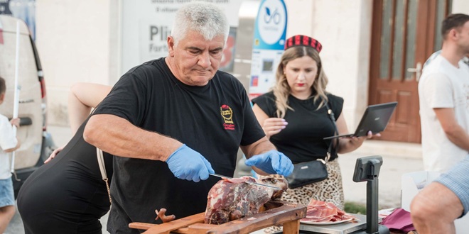 DRNIŠ Pršut kao strateški gurmanski proizvod: Susret drniških i istarskih proizvođača na Međunarodnom festivalu pršuta