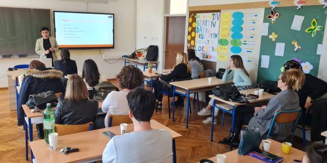 VIDEO Adopta podučavala učenike i učitelje radi prevencije vršnjačkog nasilja, iskustvo iznijela i posvojena studentica