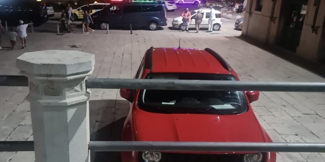NEVJEROJATNO Čeh terenca parkirao pred hotelom Bellevue