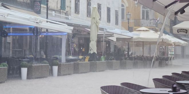 VIDEO Slapovi se slijevaju niz sinjsku Pijacu