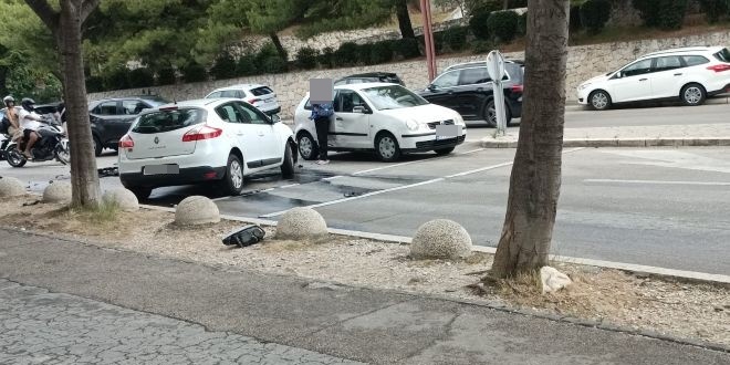 NESREĆA U SPLITU Auto izletio izvan kolnika, udario u drugi parkirani