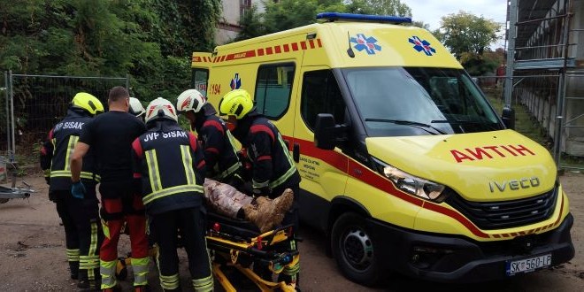 Pala metalna košara s dvojicom radnika s visine od 12 metara, obojica teško ozlijeđena