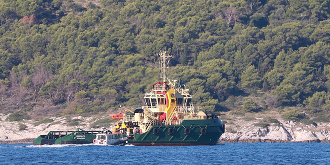 KRAJ SAGE? U Split stigao tegljač za Moby Drea, uputio se prema škveru po brod s azbestom