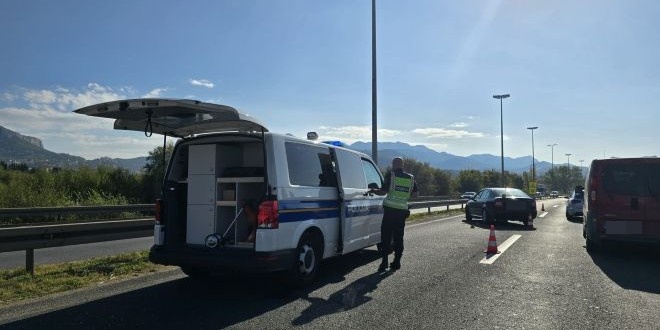 Sudar dvaju automobila i motocikla, motociklist prevezen u KBC Split