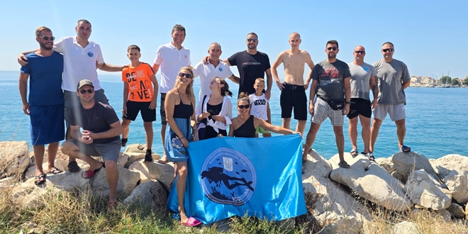 FOTOGALERIJA Vrijedni članovi Ronilačko-ekološkog društva Podstrana i DVD-a Podstrana očistili podmorje lučice u Strožancu