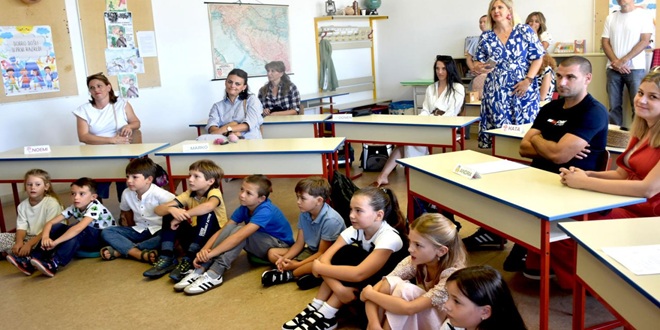Prvog dana škole šibensko-kninski župan posjetio osnovnu školu u Tisnom