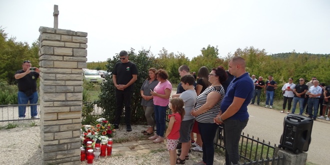 FOTO: U Biloj Vlaki obilježena 31. obljetnica pogibije hrvatskih branitelja Tomislava Karduma i Šime Džepine