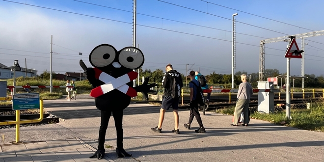 Uz žapca Andriju sigurno na putu do škole: Oprez u blizini željezničke pruge!